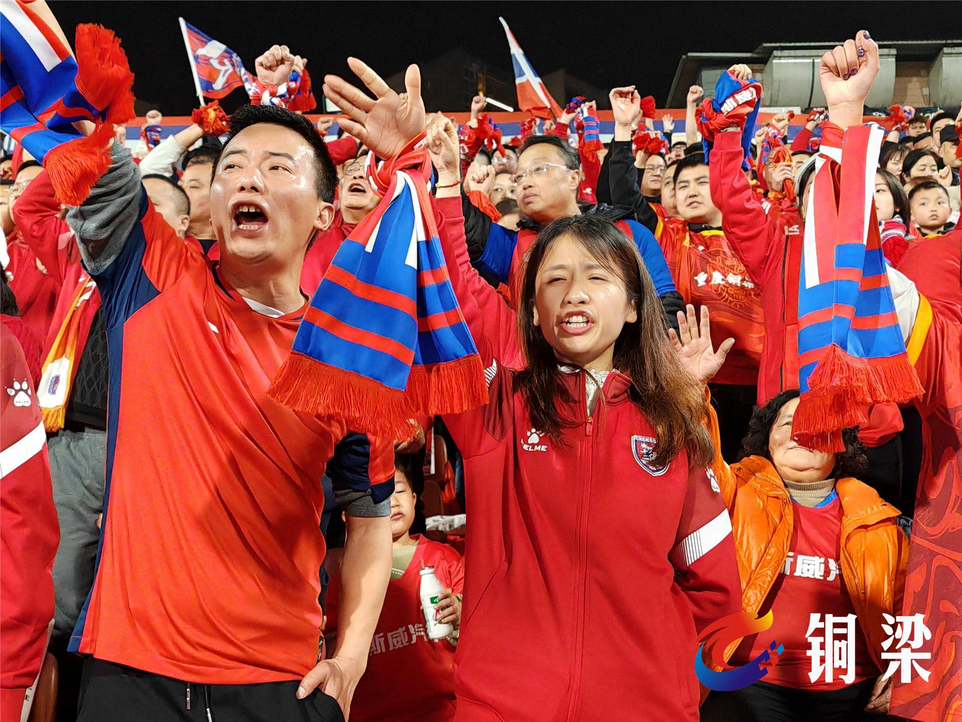 精彩的球队对抗上演，助威的球迷情绪高涨