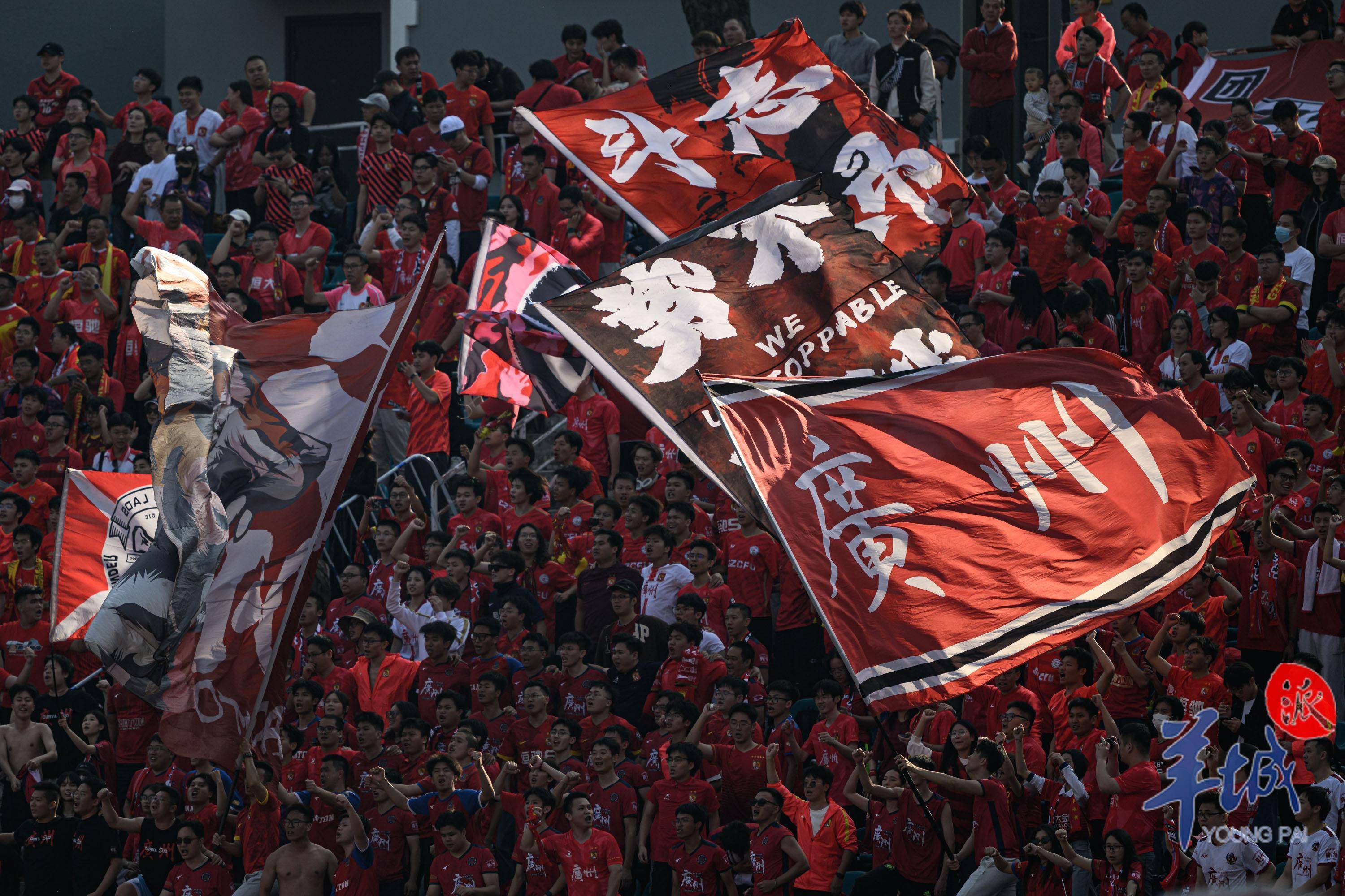 精彩的球队对抗上演，助威的球迷情绪高涨