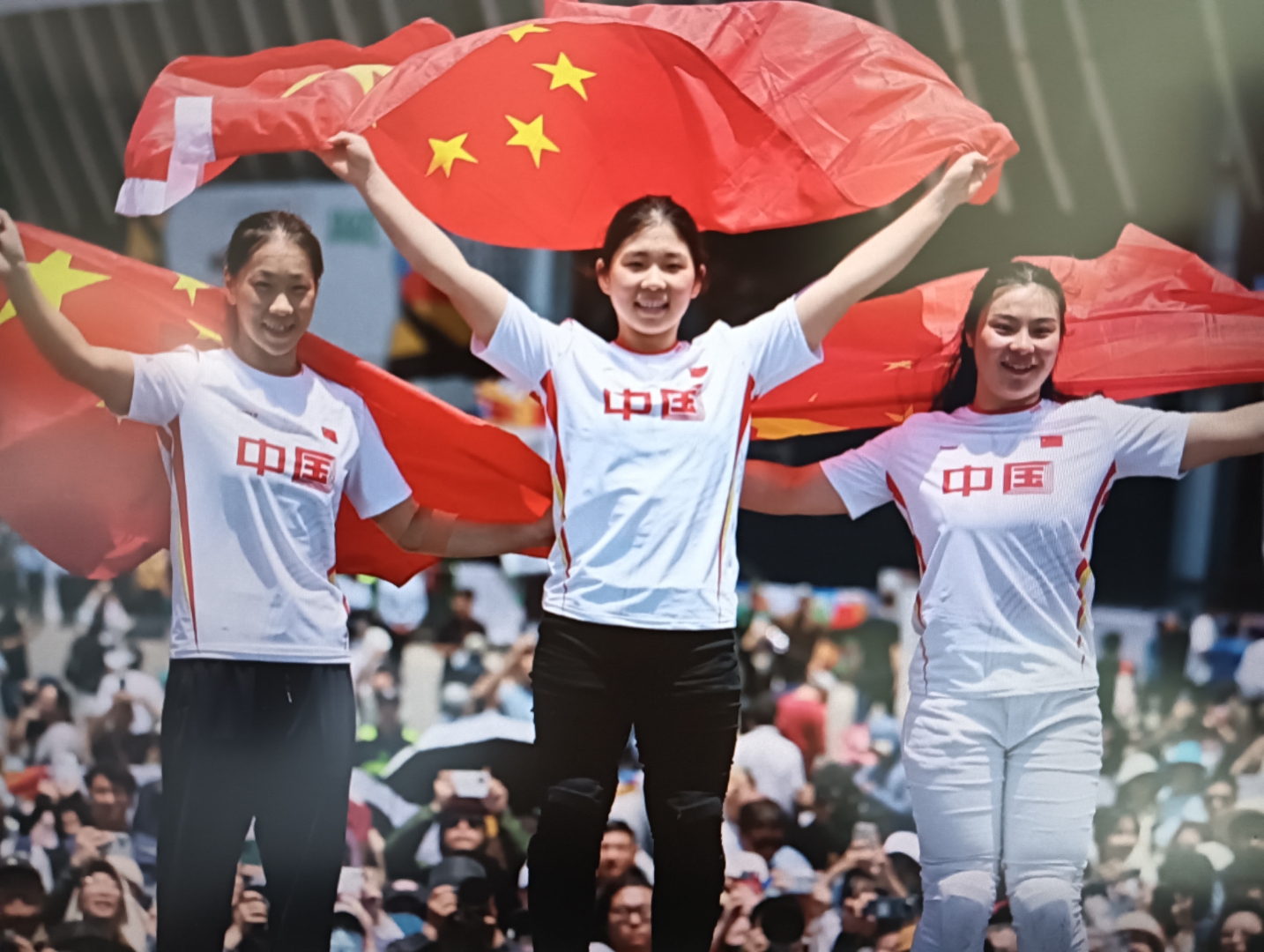 运动员们实力出击,诠释体育精神 运动员们实力出击,诠释体育精神