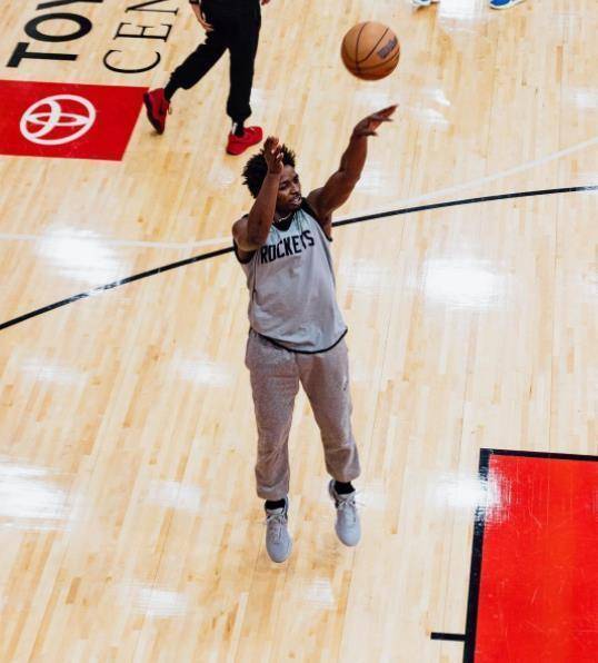 包含人客场击败猛龙，战绩逐渐攀升的词条