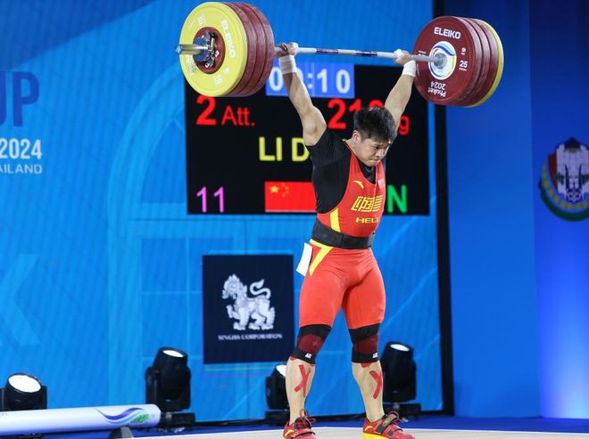 泰国举重选手在比赛中表现出色