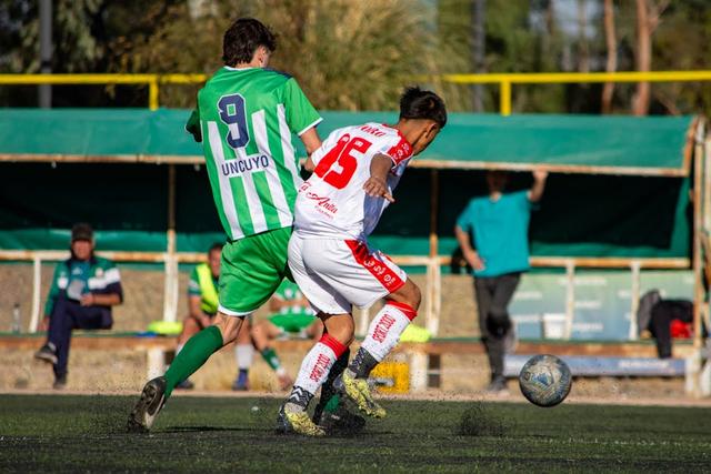 教练战术部署精准，助球队成功逆袭获胜