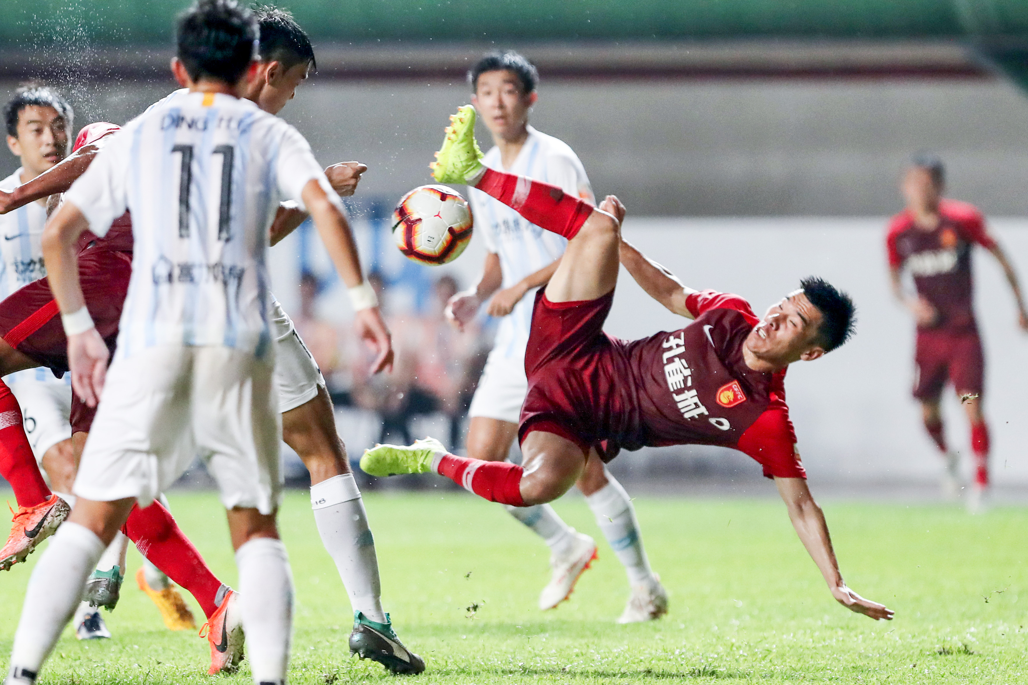 包含富力主场击败华夏幸福,保级形势稍有缓解的词条 包含富力主场击败华夏幸福,保级形势稍有缓解的词条