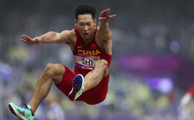 拜仁慕尼黑轻松晋级,卫冕之路延续 拜仁慕尼黑轻松晋级,卫冕之路延续