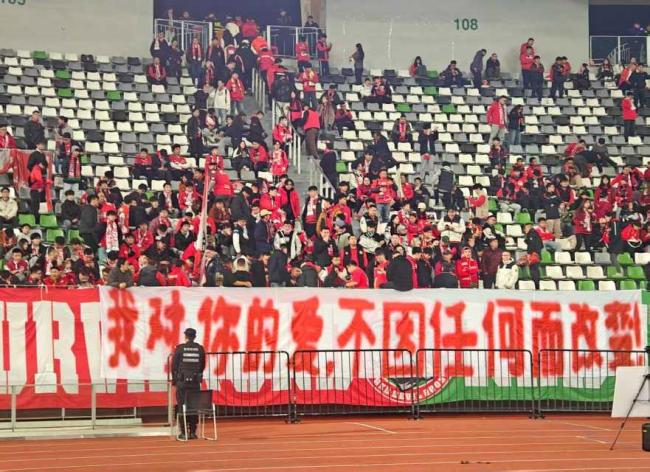 包含河南球迷沸腾庆祝战胜，遥遥领先积分榜的词条