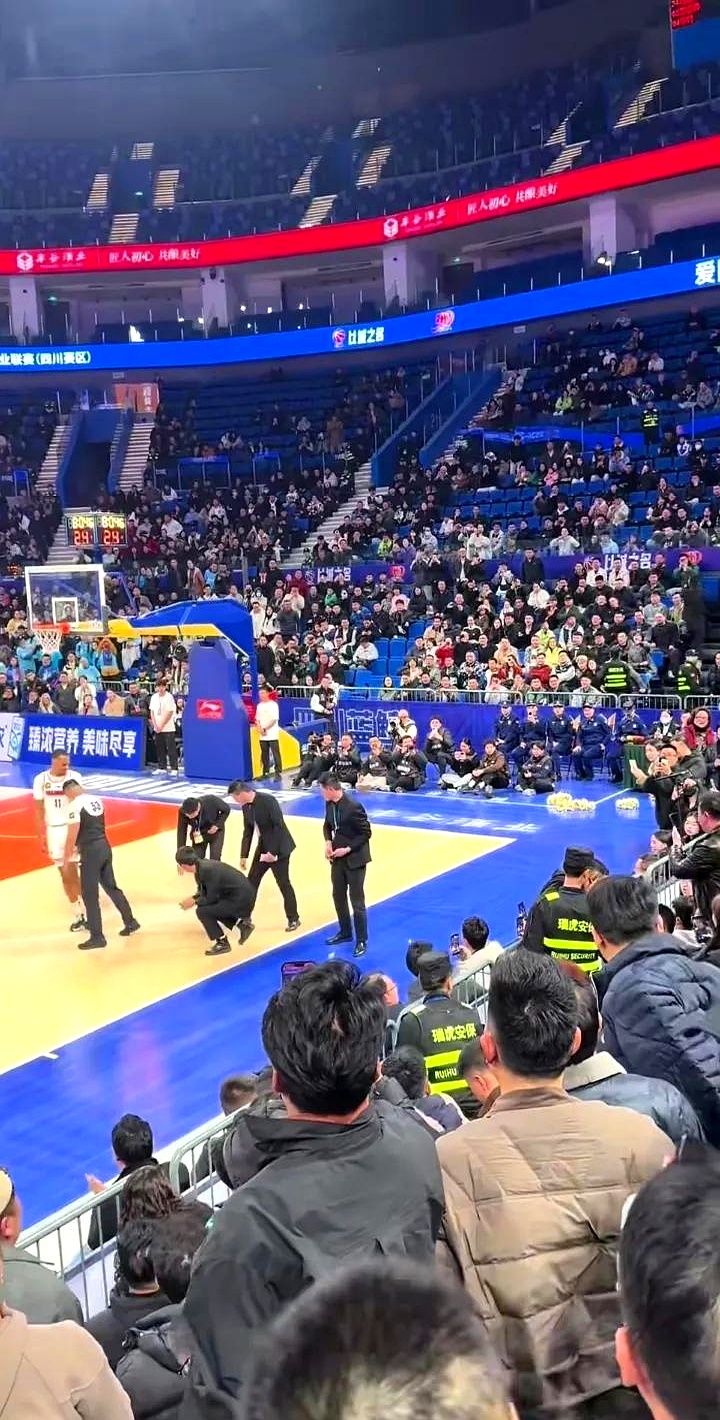 观众席上掌声雷动,比赛现场声势浩大的简单介绍 观众席上掌声雷动,比赛现场声势浩大的简单介绍