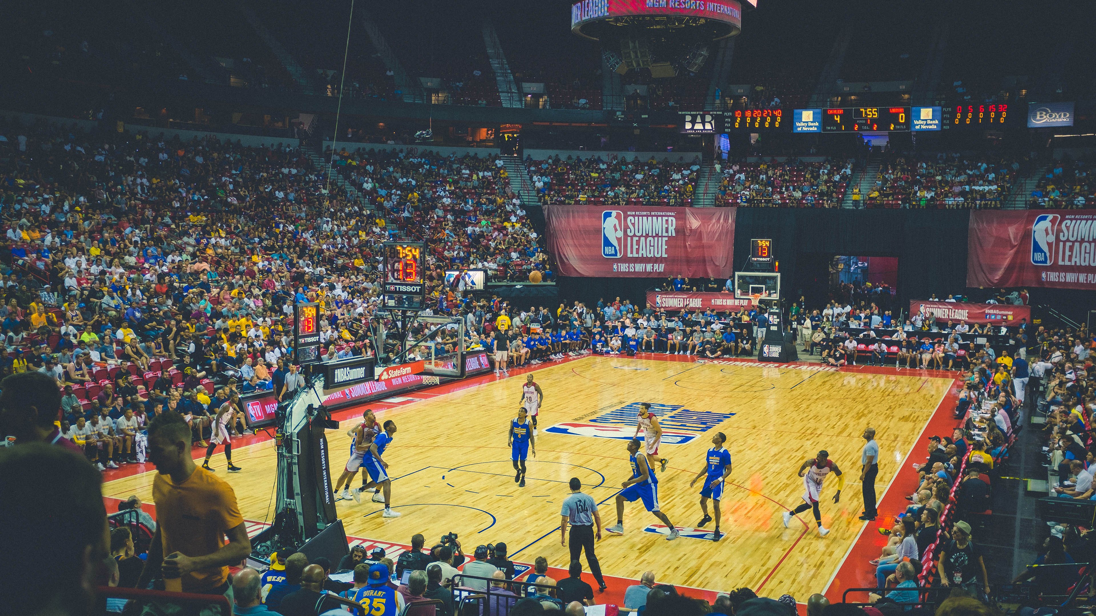 莱万存在感拉满，卡塔尔对阵委内瑞拉，一场定义唯一性的足球对话