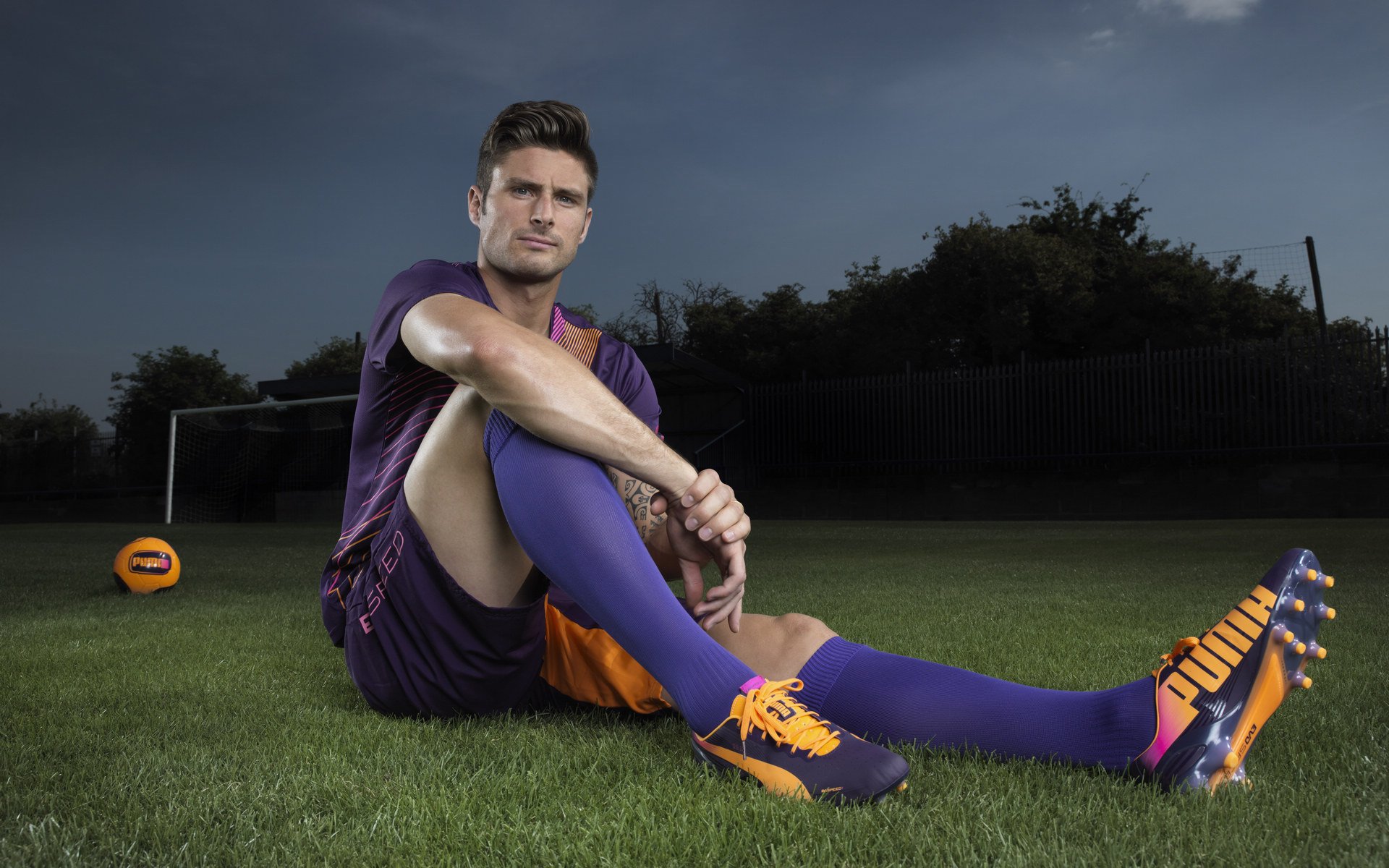 赛道上的暗夜骑士，拉塞尔高光时刻点燃红牛与阿斯顿马丁的终极鏖战